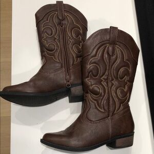 Brown Young Girls Cat & Jack size 2 Cowboy Boots